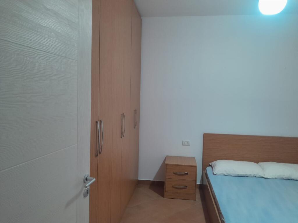 🏢In the Shkoze area, the Tom Doshi Complex offers for rent a 1+1 apartment, furnished. 370 Euro