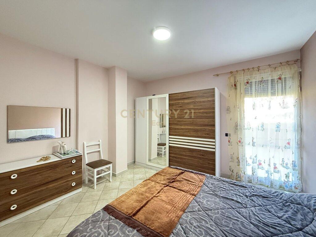 Jepet Me Qera Apartament 2+1 me Verande te Vila e Zogut, Durrës - 450€ | 100m²