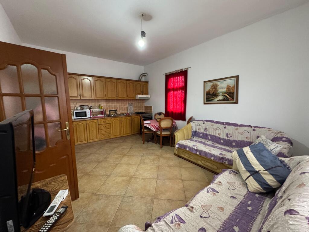 Shitet apartament 2+1  Kati 3 godine private (Kati fundit )  Shitet e mobiluar  Siperfaqe totale 125 m2  Siperfaqe neto 109.9 m2  Cmimi 140 milion leke  Alidem prane Tregut te ri elektrik