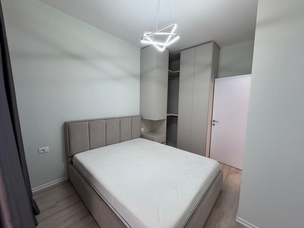 ✨ Apartament me qira – 1+1 + ballkon + parkim ✨  📍 Rr. Riza Cerova, kryqëzimi me Rr. 4 Dëshmorët  🏢 Pallat i ri (2023), kati 9  📐 55 m² | 🛋️ I mobiluar totalisht | 🚗 Vend parkimi në katin -2   Gati për banim, me punime cilësore shtesë! Cmimi 750€ I diskutueshem    📩 Për më shumë info ose vizitë, kontakto në D