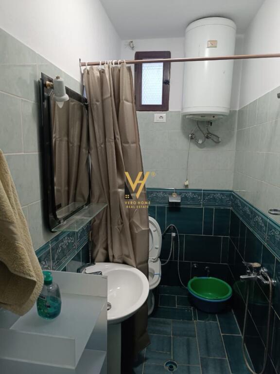 JEPET HYRJE 2+1 ME QIRA TE RRUGA DRITAN HOXHA 50.000 LEKE