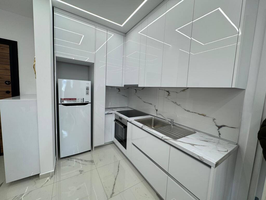Apartament modern 1+1 per qira  me parkim  Kodra e Diellit Arredim modern Orientim me diell Pamje nga kopshti botanik Kati i 5    Cmimi: 700 euro/muaj