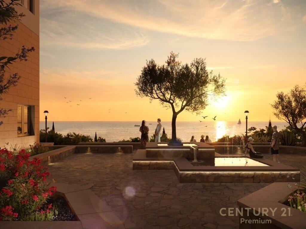 Shitet apartament 2+1 me oborr privat në resortin më të ri në Rivierën Shqiptare Square Village, Santorini 2! 485,408 €