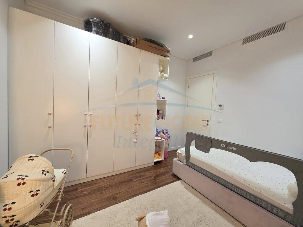 Shitet apartament 3+1+3+ 2 post parkimi Kompleksi Delijorgji