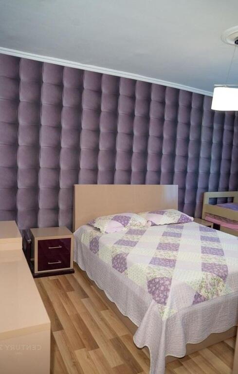 Apartament i mobiluar me qera në Rrugën Irfan Tomini, pranë Unazës së Vogël