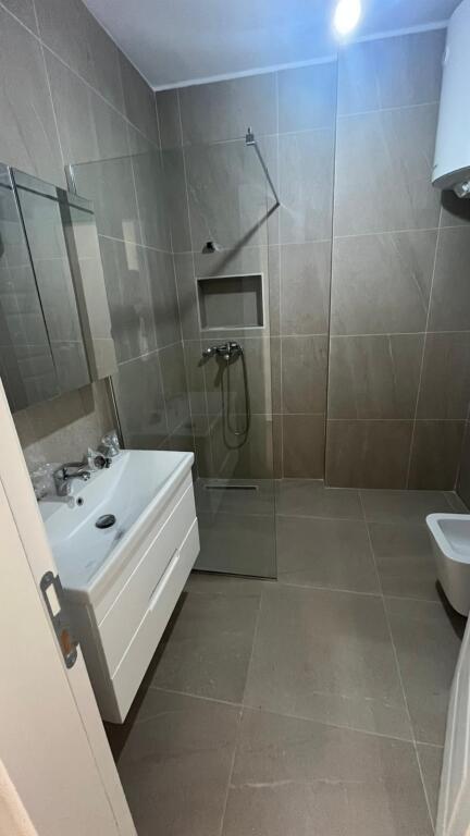 Jepet me qera 2+1  MOBILUAR SHKOLLA KUQE 700 EU