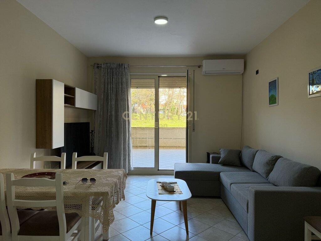 Jepet Me Qera Apartament 2+1 me Verande te Vila e Zogut, Durrës - 450€ | 100m²