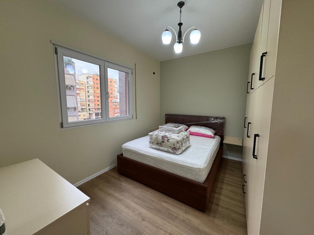 Apartment 1+1 for rent – New Bazaar  📍 Location: At New Bazaar 🏢 4th floor, newly finished building with elevator 🛋️ Fully furnished 🛏️ Typology: 1+1 (one bedroom + one living room with kitchen)  💶 Price: 700 €/month