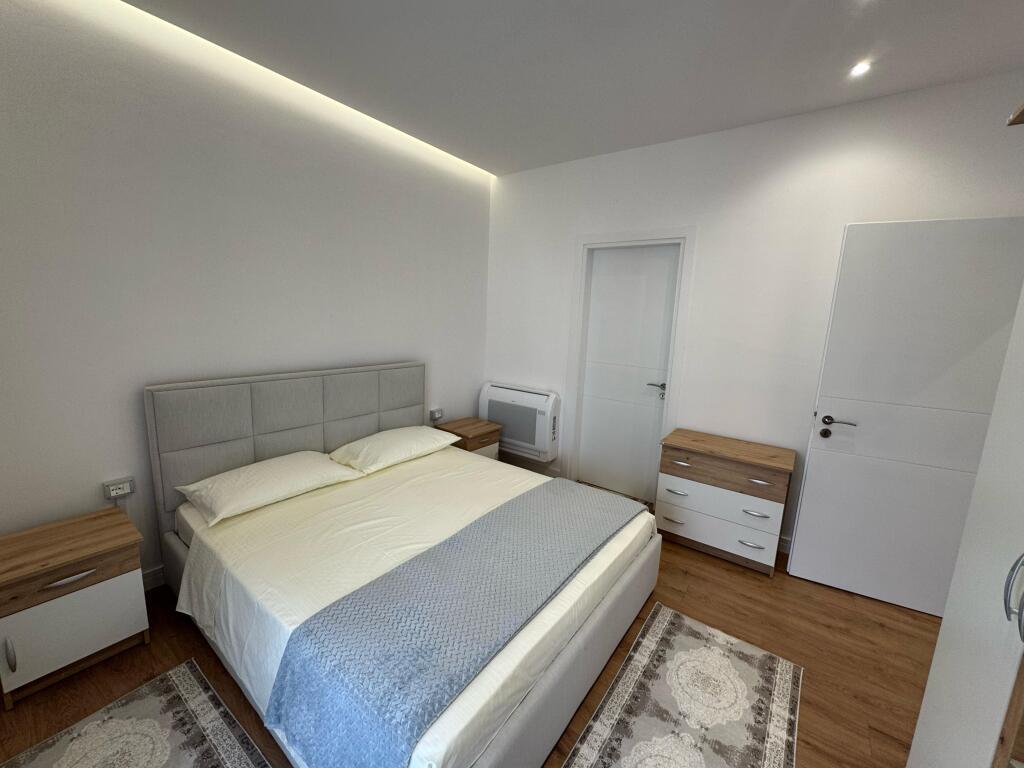 🏡 Jepet me Qira Apartament 2+1 me Parkim – Zona 5 Maji, Tiranë  📍 Lokacioni: Zona 5 Maji, një nga zonat  në zhvillim të Tiranës 🏢 Kati: 7 🏗️ Pallat i Ri me ashensor 📐 Tipologjia:  • 2 Dhoma Gjumi  • Sallon + Kuzhinë e përbashkët  • 1 Banjo  • 1 Ballkon 🚗 Përfshihet vend parkimi  💶 Çmimi Mujor: 800€  ✅ Apartamenti është i mobiluar, ndriçim natyral shumë i mirë, organizim funksional i hapësirës dhe ndodhet në një zonë të aksesueshme me të gjitha shërbimet pranë: markete, farmaci, shkolla etj.  📞 Për më shumë informacion ose për të organizuar një vizitë, kontaktoni në