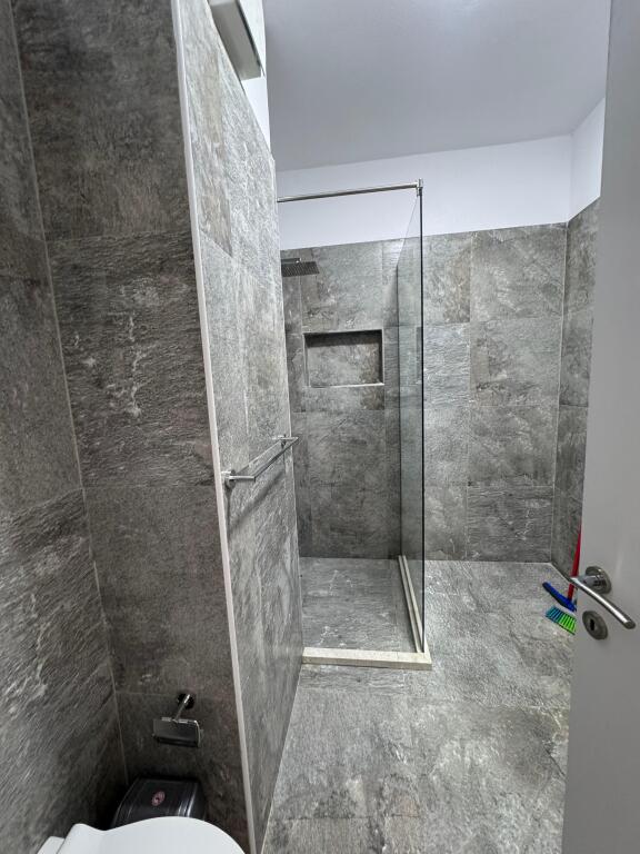 ✨ Apartament me qira – 1+1 + ballkon + parkim ✨  📍 Rr. Riza Cerova, kryqëzimi me Rr. 4 Dëshmorët  🏢 Pallat i ri (2023), kati 9  📐 55 m² | 🛋️ I mobiluar totalisht | 🚗 Vend parkimi në katin -2   Gati për banim, me punime cilësore shtesë! Cmimi 750€ I diskutueshem    📩 Për më shumë info ose vizitë, kontakto në D