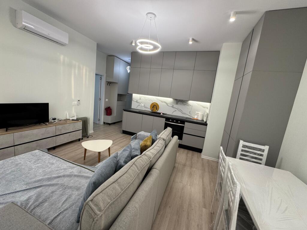 ✨ Apartament me qira – 1+1 + ballkon + parkim ✨  📍 Rr. Riza Cerova, kryqëzimi me Rr. 4 Dëshmorët  🏢 Pallat i ri (2023), kati 9  📐 55 m² | 🛋️ I mobiluar totalisht | 🚗 Vend parkimi në katin -2   Gati për banim, me punime cilësore shtesë! Cmimi 750€ I diskutueshem    📩 Për më shumë info ose vizitë, kontakto në D