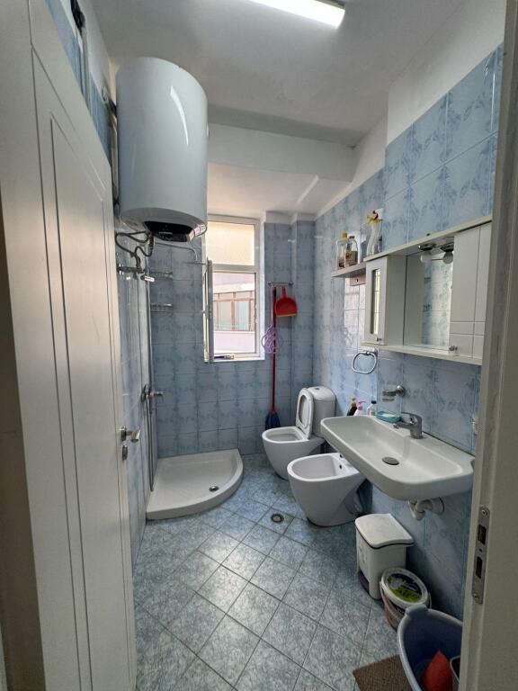 Shitet apartament 2+1 tek Komuna e Parisit