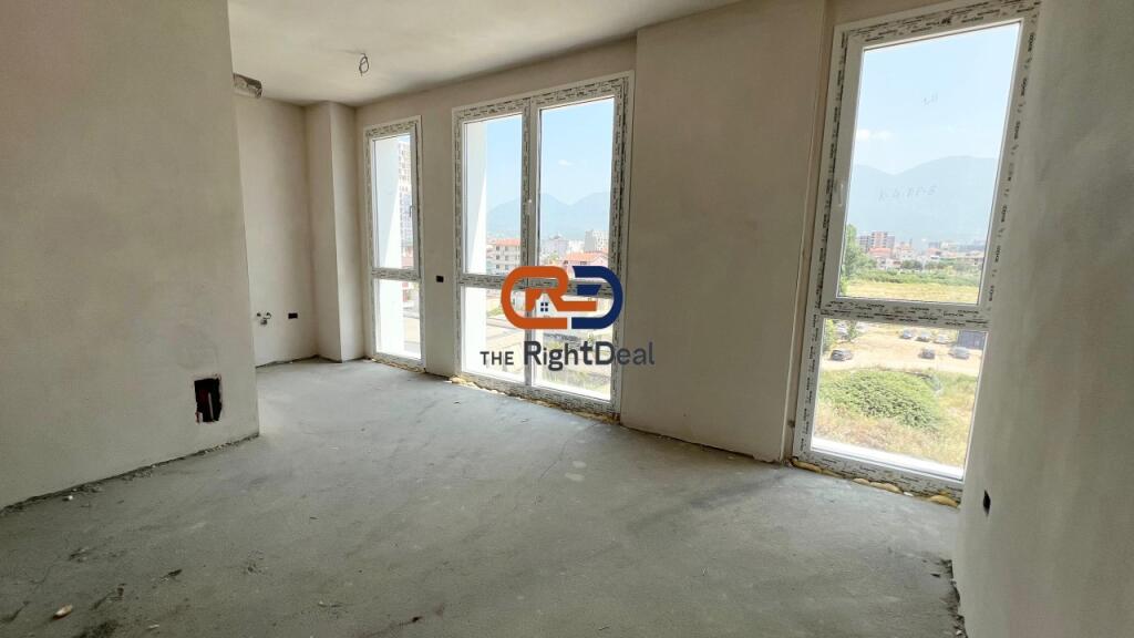 Tek Bulevardi I Ri, Shitet Apartament 1+1 Me Planimetri Te Rregullt!!