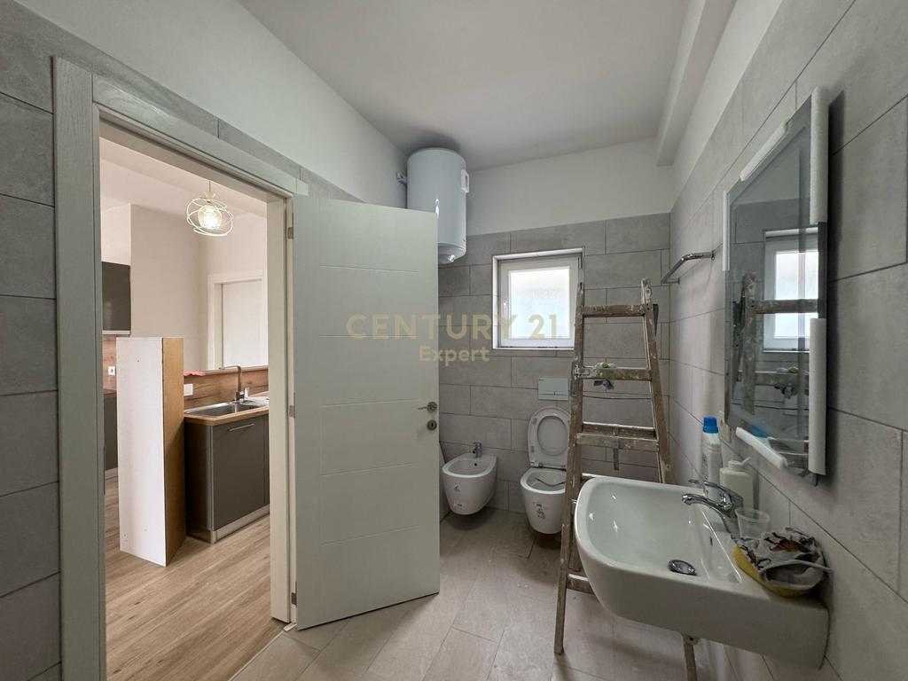 We rent a 2+1 apartment at the end of Bulevardi i Ri!