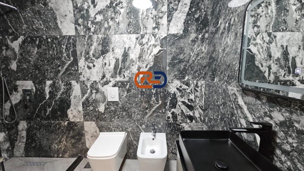 Tek Komuna E Parisit, Shitet Super Apartament 2+1+2 Totalisht I Investuar !!