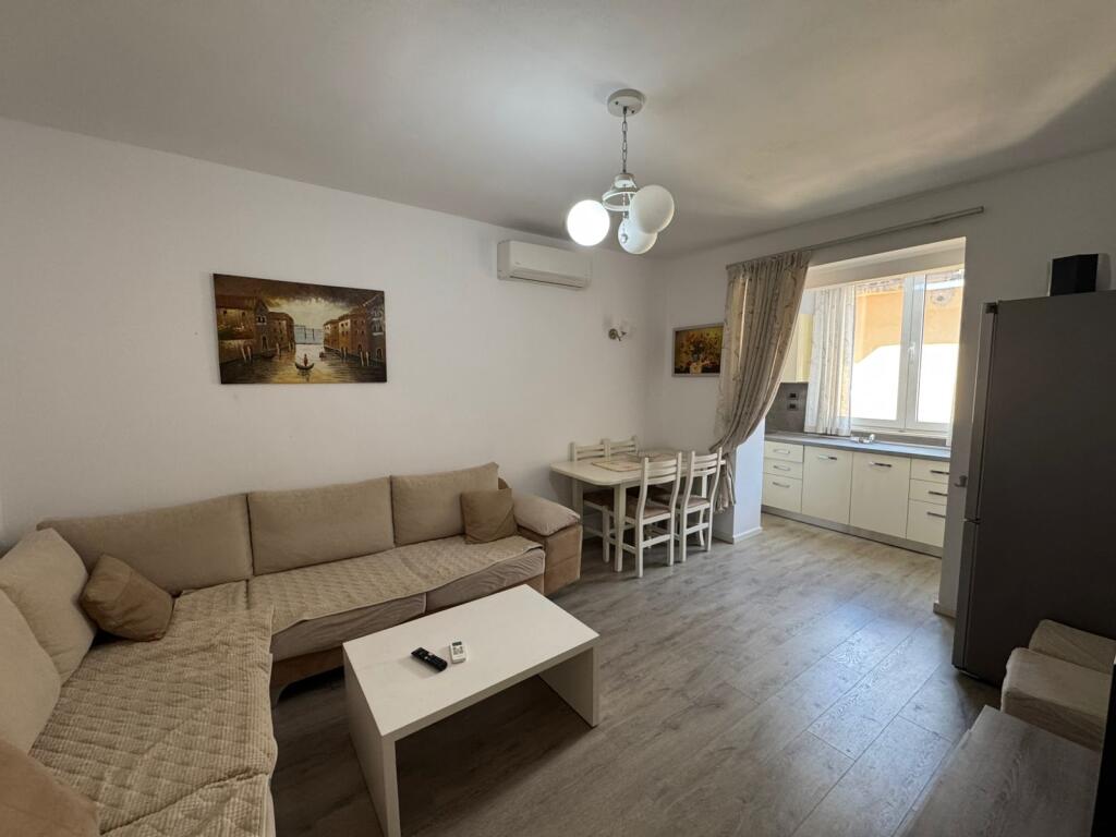 Shitet apartament 2+1 tek Komuna e Parisit