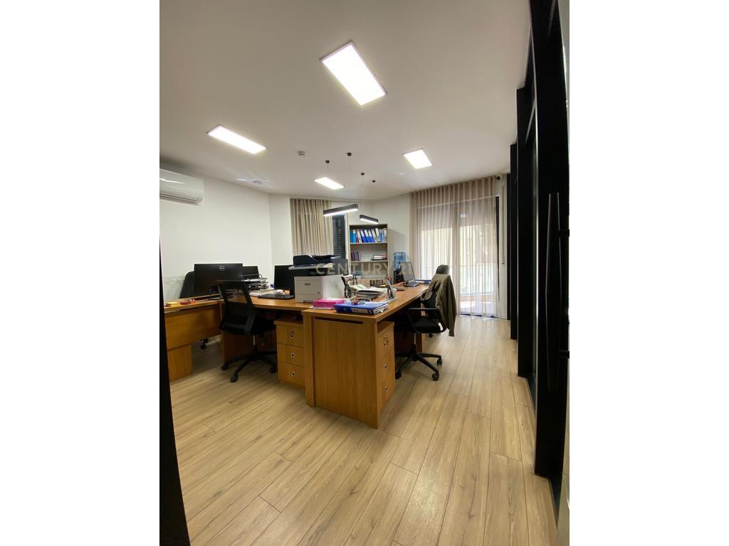 Jepet me Qira Ambjent per Zyra plus 4 poste Parkimi 4,500 € /Muaj