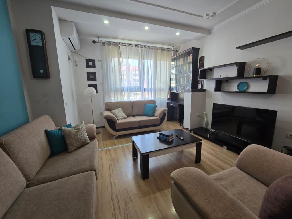 Apartament 2+1 per qira Prane Juridikut
