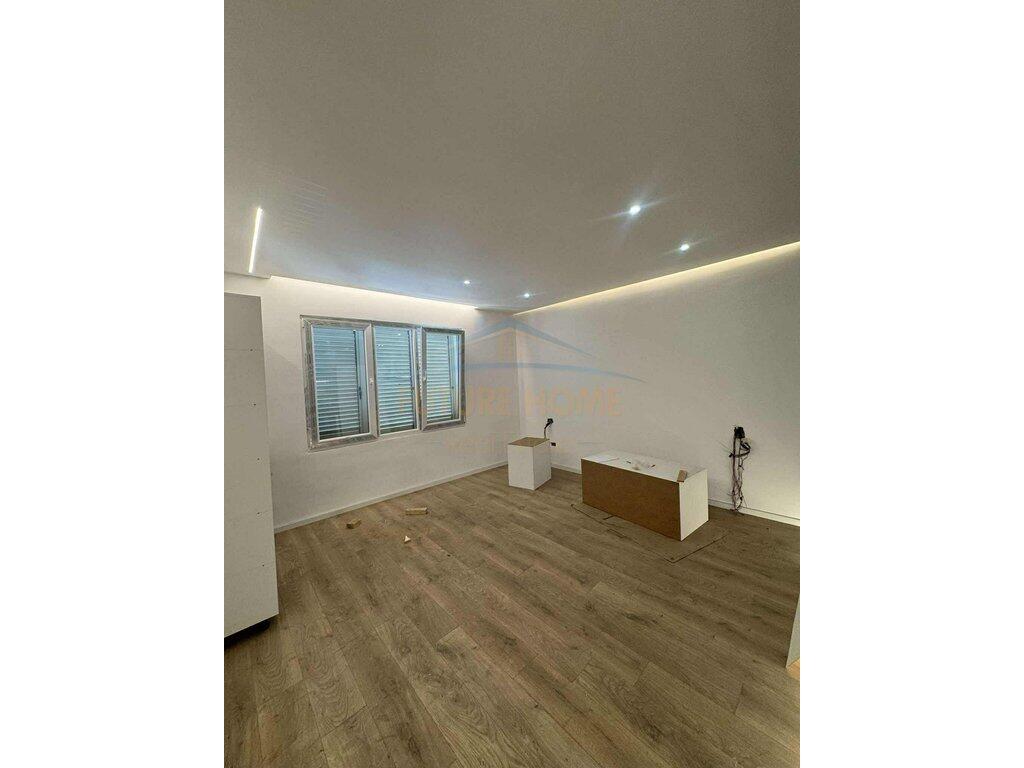 Shitet Apartament 3+1+2 – Kryqëzimi i Komunës së Parisit