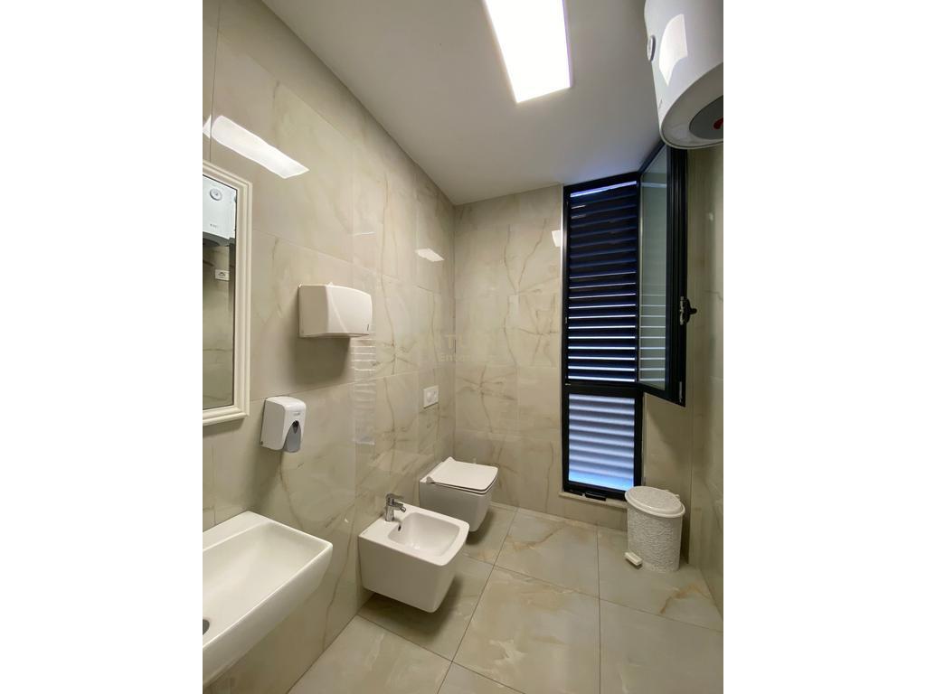 Jepet me Qira Ambjent per Zyra plus 4 poste Parkimi 4,500 € /Muaj