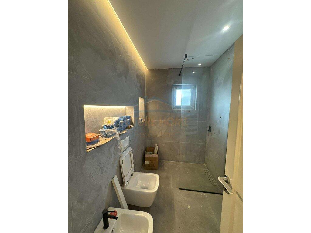 Shitet Apartament 3+1+2 – Kryqëzimi i Komunës së Parisit