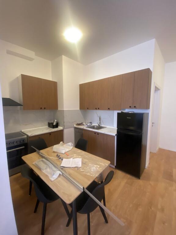 Jepet me qira apartament 1+1 (pa ballkon) 📍 Rr. Dervish Hekali, mbi Shkollën e Kuqe