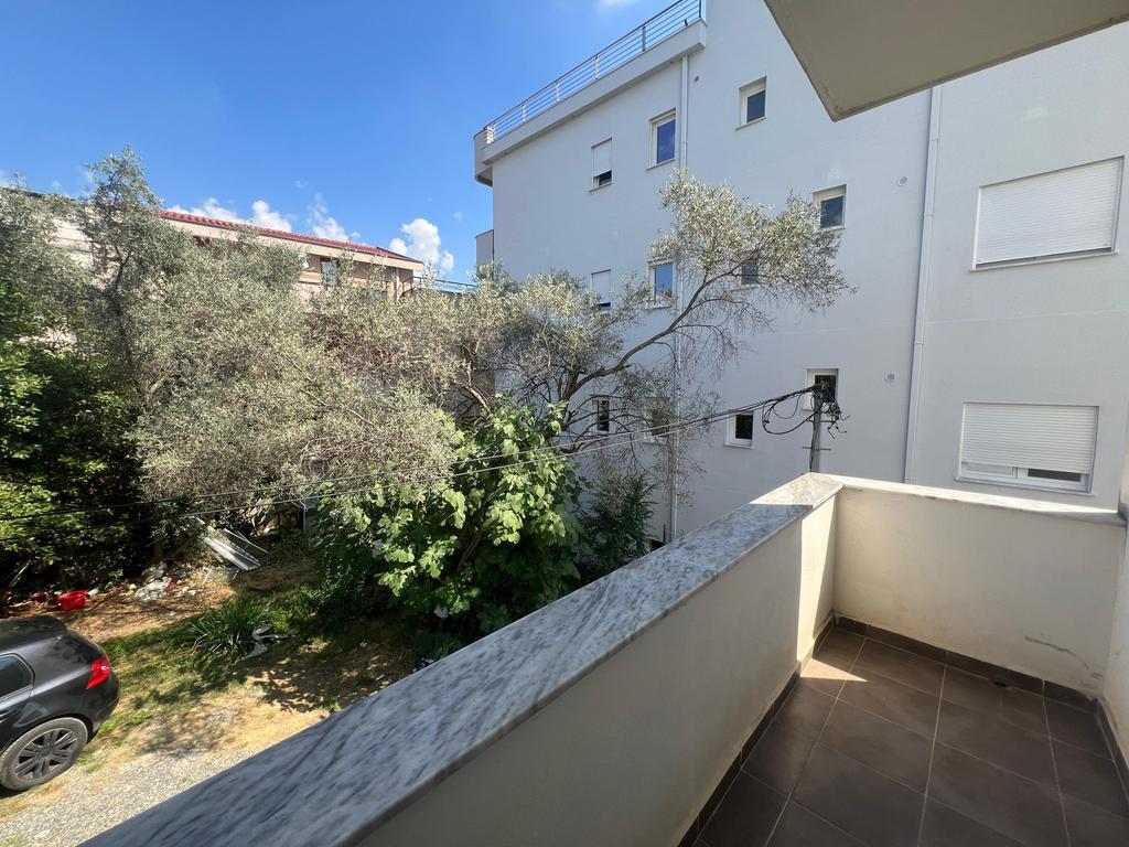 Japim me qira Apartament 2+1 tek Kodra e Priftit!!