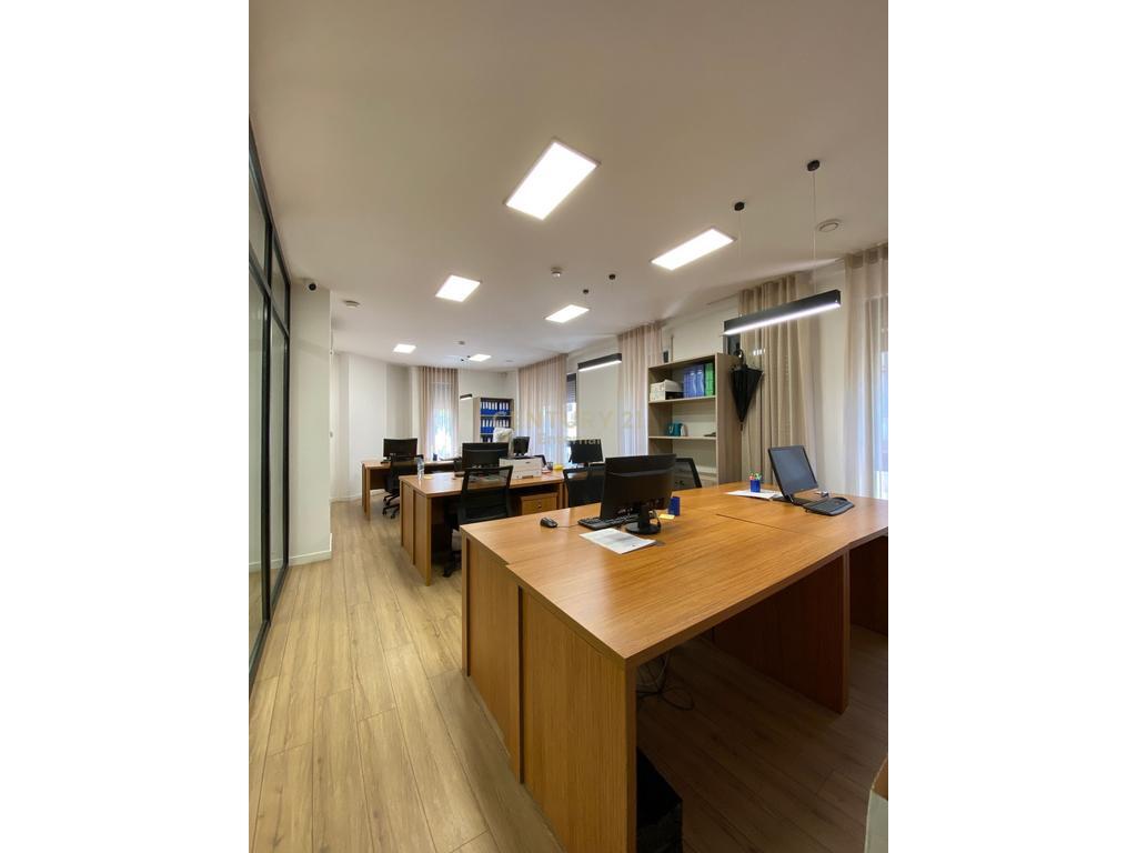 Jepet me Qira Ambjent per Zyra plus 4 poste Parkimi 4,500 € /Muaj