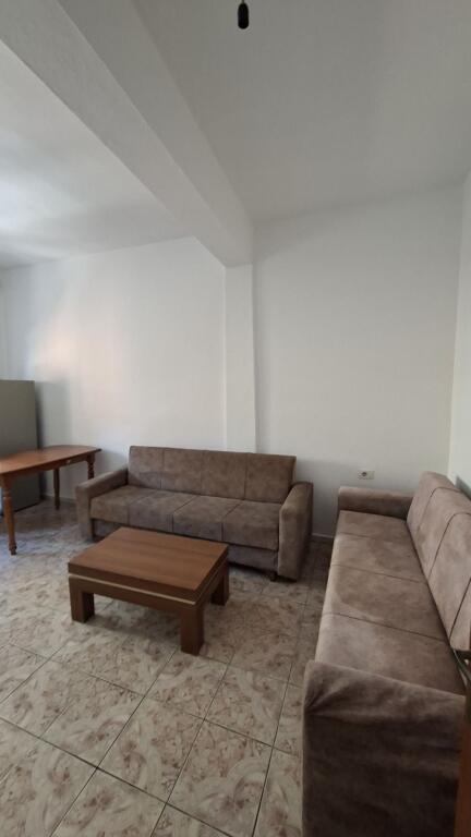 🏢Ne zonen e Rruges se Durresit,prane Bllokut te Ambasadave jepet me qera apartament 1+1,i mobiluar.50,000Leke