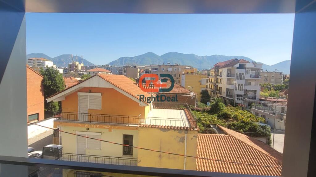 Tek Shkolla E Kuqe, Jepet Me Qira Apartament 2+1, I Sapo Investuar Dhe Me Post Parkimi !!