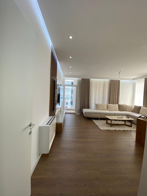 Apartment 3+1+2+2 for sale at Bulevardi i Ri