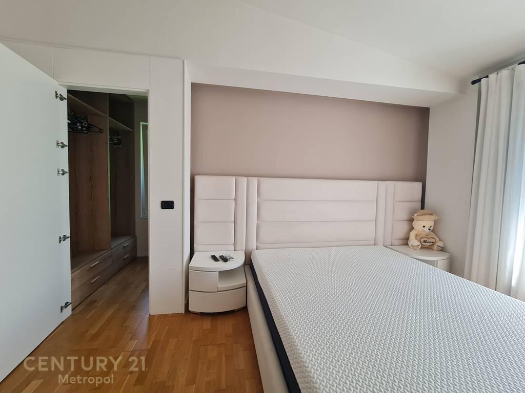 VILË INDIVIDUALE ME PISHINË ME QIRA AFËR TEG! 4,500 € /muaj