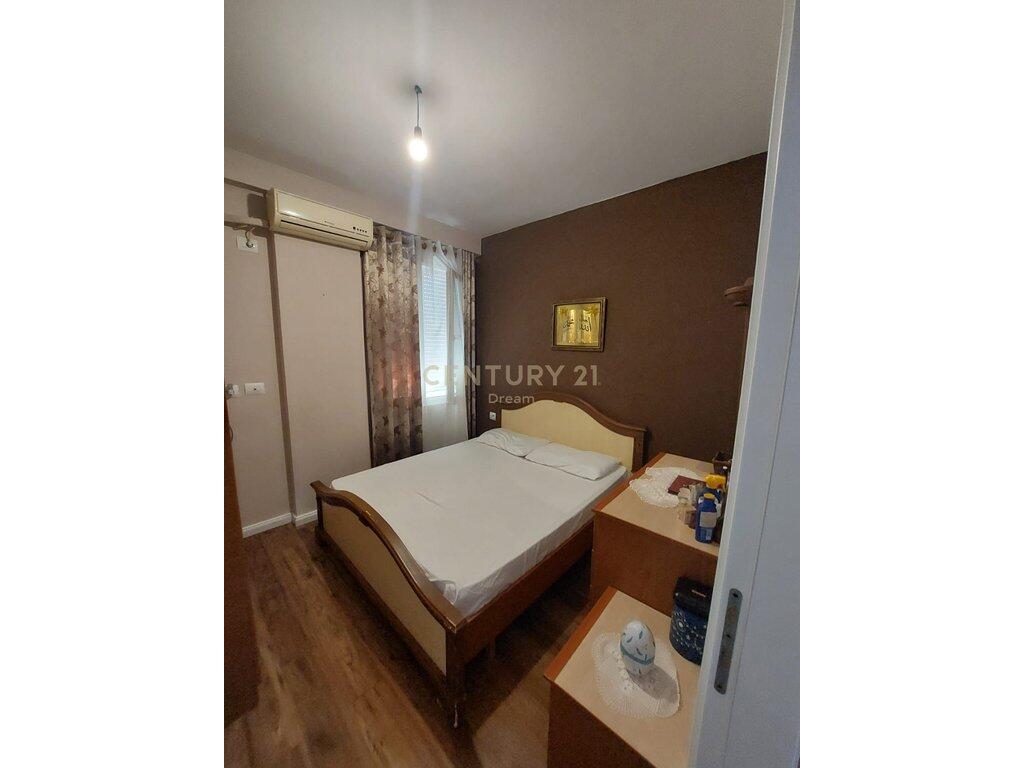 Appartamento 1+1 convertito in 2+1 in vendita nella zona di Kinostudio vicino al Commissariato della Polizia Stradale. L'appartamento si trova al 3° piano abitativo e al 4° piano tecnico di un edificio ben gestito con ascensore. Informazioni: - Edificio del 2018 - Superficie netta 70,80m2 - Superficie lorda 78,8m2 - Con ipoteca - Orientamento sud-ovest  In vendita parzialmente arredato  Sono accettati solo clienti con finanziamento personale!  Per maggiori informazioni contattaci!