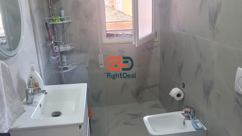 Tek Shkolla E Kuqe, Jepet Me Qira Apartament 2+1, I Sapo Investuar Dhe Me Post Parkimi !!