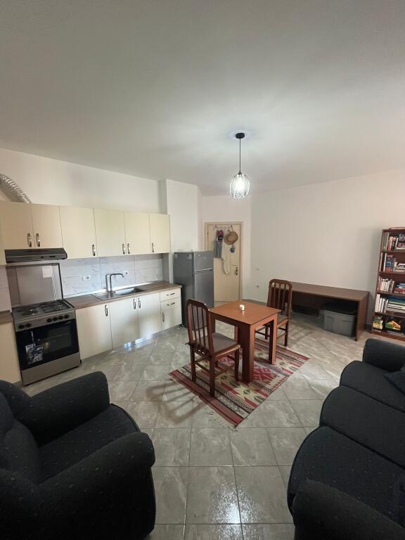 Nella zona di Liqeni i Thate, Rr. Peti, si affitta un appartamento 1+1 arredato, 48.000 Leke