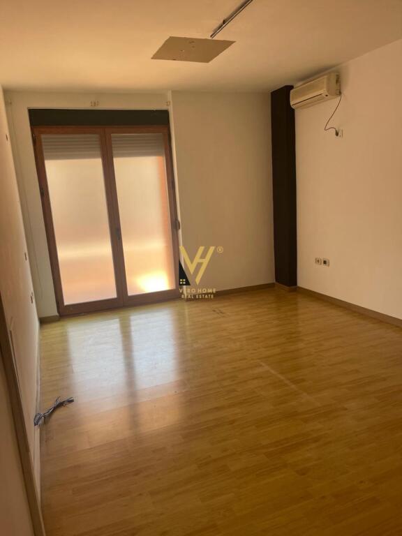 JEPET AMBIENT KOMERCIAL 220 M2 ME QERA NE MYSLYM SHYR 1.100 EURO