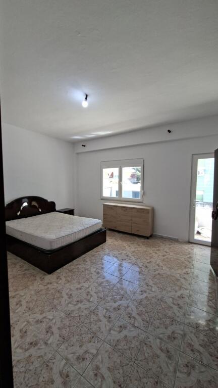 🏢Ne zonen e Rruges se Durresit,prane Bllokut te Ambasadave jepet me qera apartament 1+1,i mobiluar.50,000Leke