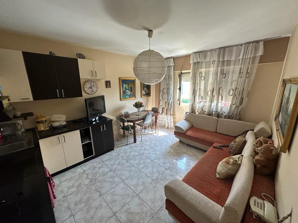 Apartament 2+1 në Qendër, përballë Bankës