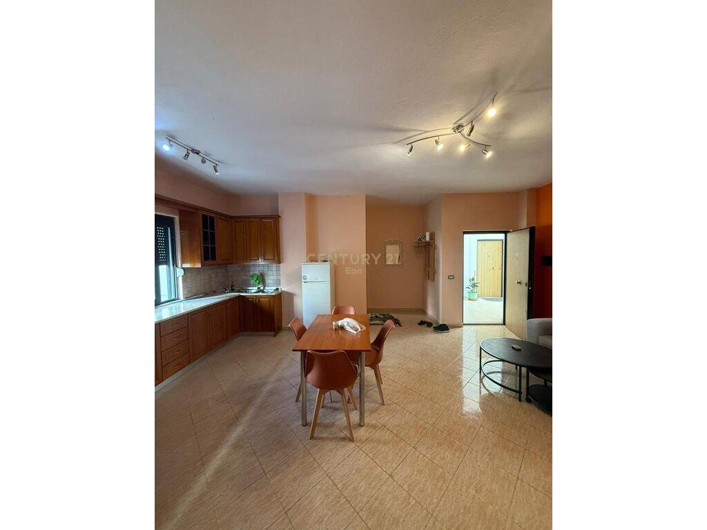 Jepet me Qera apartament 1+1 në Plazh Iliria, Durrës    350 € /Muaj