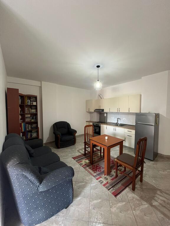 Nella zona di Liqeni i Thate, Rr. Peti, si affitta un appartamento 1+1 arredato, 48.000 Leke