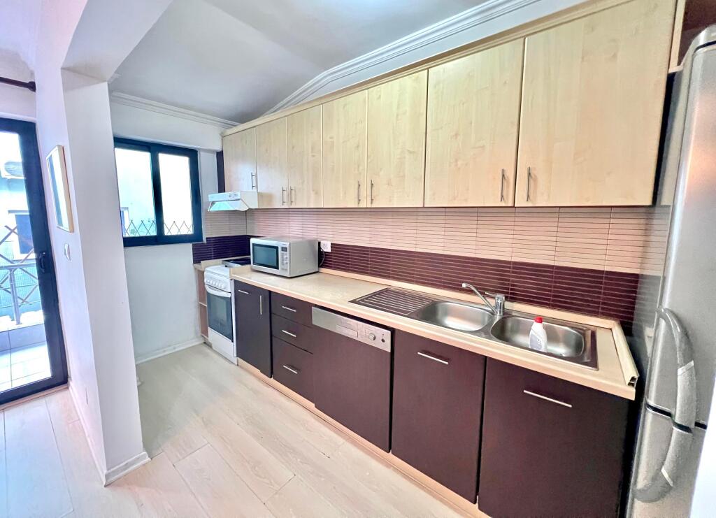 🏡 Jepet me Qera: 2+1+3 Ballkone📍Bllok (Kafe Roma) - Kt.3 - 800€ - Sp.112m² || Zone e Aksesueshme  Q5396 Th.Gj  Te dhenat e ndarjes: - 2 dhoma gjumi - 1 sallon +  kuzhine - 1 tualet  - 1 korridor  - 3 ballkone   ✅SIP Neto: 112m² ✅KATI:3 ✅KATET E PALLATIT: 5 ✅Pallat Ekzistues ✅ASHENSOR: JO ✅HIPOTEKE: PO  - Mund te jepet dhe per AIRBNB (Qira Ditore) - Ofrohet pet qira apartament modern dhe i mobiluar ne zonen me te preferuar te Tiranes - Bllok - Kondicioner ne cdo ambient - Dritare te medha qe sigurojn ndricim natyral - Akses i lehte ne rruget kryesore te qytetit - Transport publik prane pallatit  Cmimi: 800€/Muaj  Kontaktoni ne Tel / Whatsapp: 