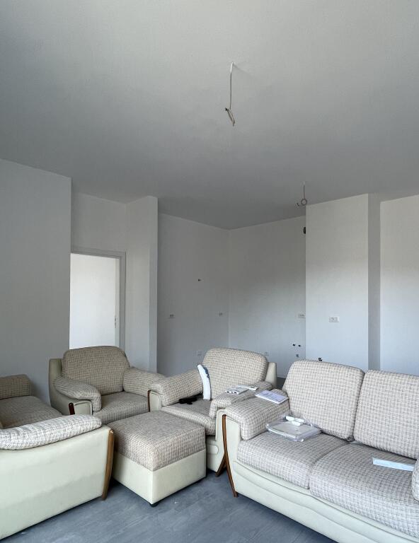 Jepet me qera apartament 2+1+2 tek Rruga e Kosovareve