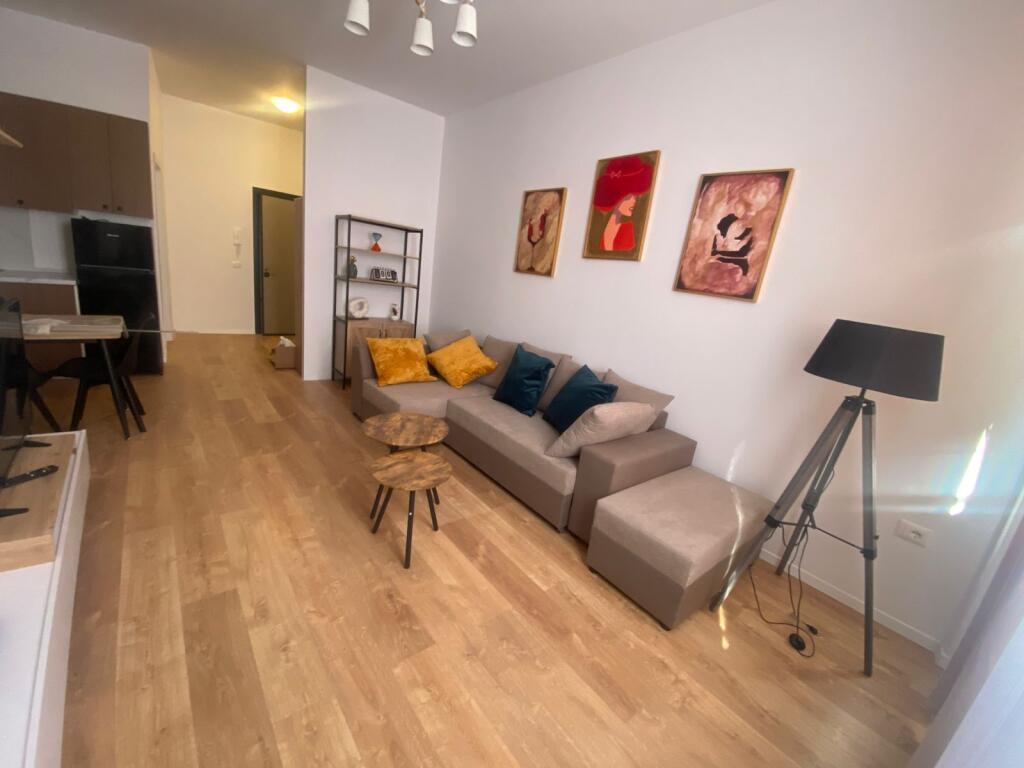 Jepet me qera 1+1 mobiluar shkolla kuqe dhe per Airbnb 599 eu