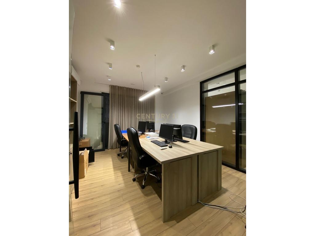 Jepet me Qira Ambjent per Zyra plus 4 poste Parkimi 4,500 € /Muaj