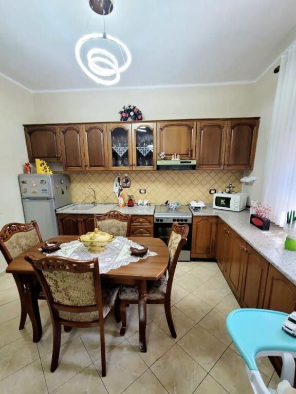 ✨🏡 Casa privata in vendita in una zona tranquilla, allo stesso tempo con accesso alle migliori zone di Kavaje🌿