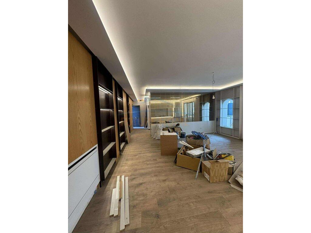 Shitet Apartament 3+1+2 – Kryqëzimi i Komunës së Parisit