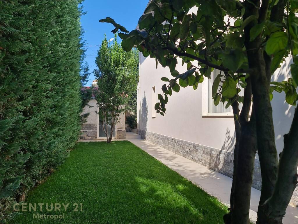 VILË INDIVIDUALE ME PISHINË ME QIRA AFËR TEG! 4,500 € /muaj