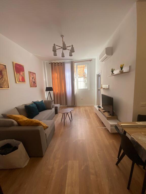 Jepet me qera apartament 1+1 rruga "dervish hekali" mbi shkollen e kuqe
