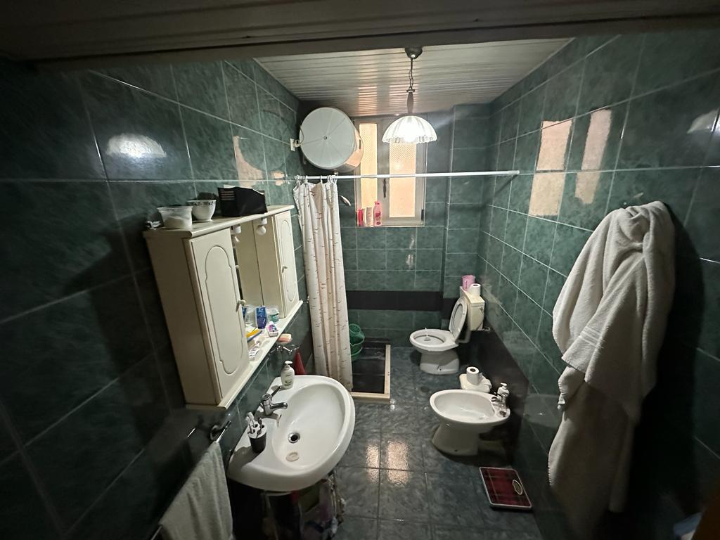 Apartament 2+1 në Qendër, përballë Bankës