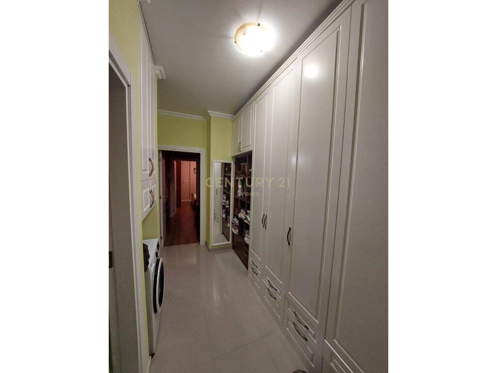 Appartamento 1+1 convertito in 2+1 in vendita nella zona di Kinostudio vicino al Commissariato della Polizia Stradale. L'appartamento si trova al 3° piano abitativo e al 4° piano tecnico di un edificio ben gestito con ascensore. Informazioni: - Edificio del 2018 - Superficie netta 70,80m2 - Superficie lorda 78,8m2 - Con ipoteca - Orientamento sud-ovest  In vendita parzialmente arredato  Sono accettati solo clienti con finanziamento personale!  Per maggiori informazioni contattaci!
